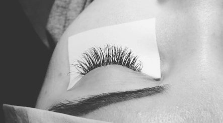 Lashed by Victoria Larsen, bilde 3
