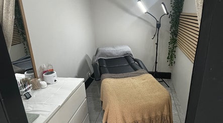 Tranquil treatment room at Lashes By Fayedavies in Waterloo, England, GB, featuring comfy bed and equipment.