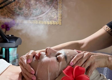 Relaxing facial massage at Thai Euphorea Spa & Massage in Las Vegas, Nevada, US with soothing steam.