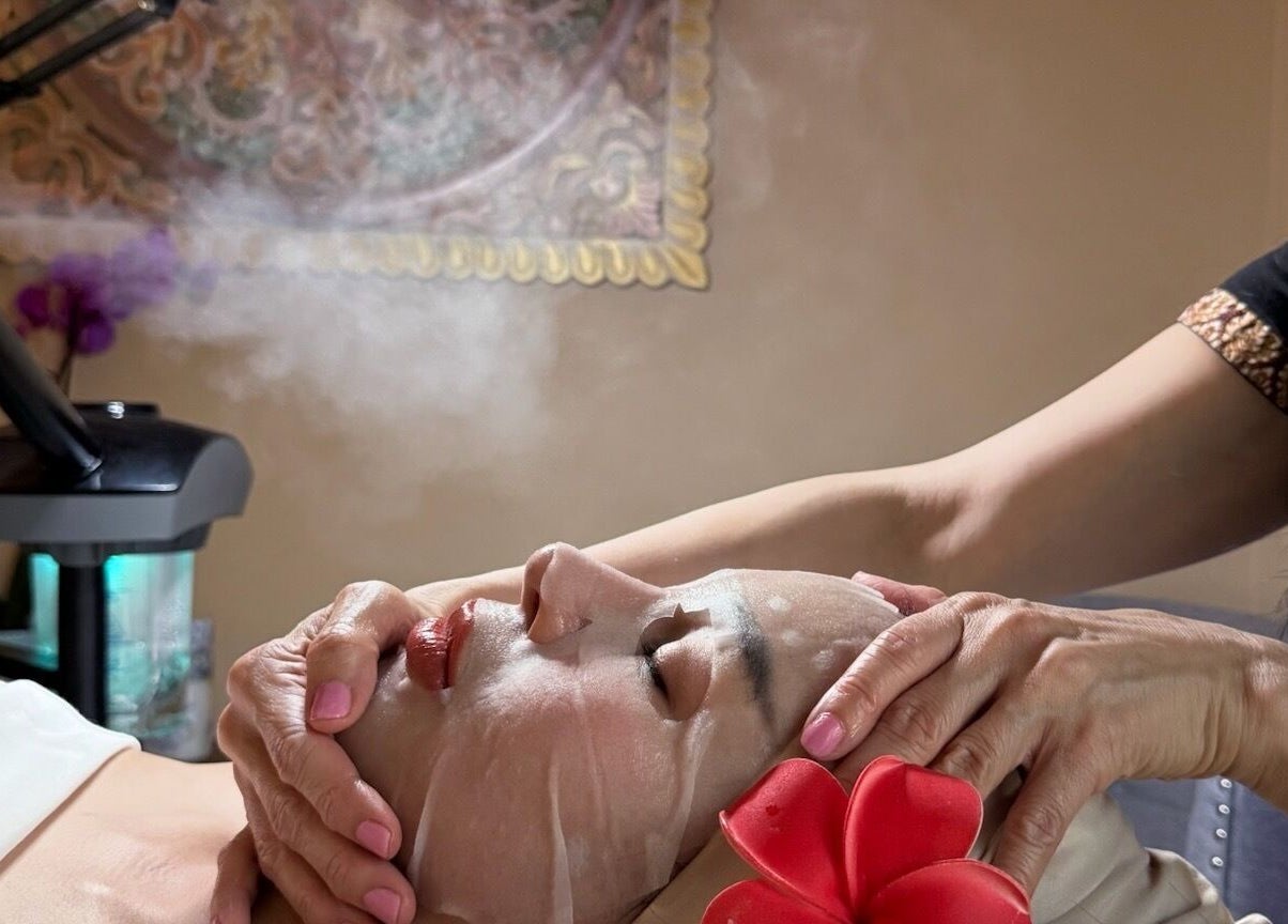 Relaxing facial massage at Thai Euphorea Spa & Massage in Las Vegas, Nevada, US with soothing steam.