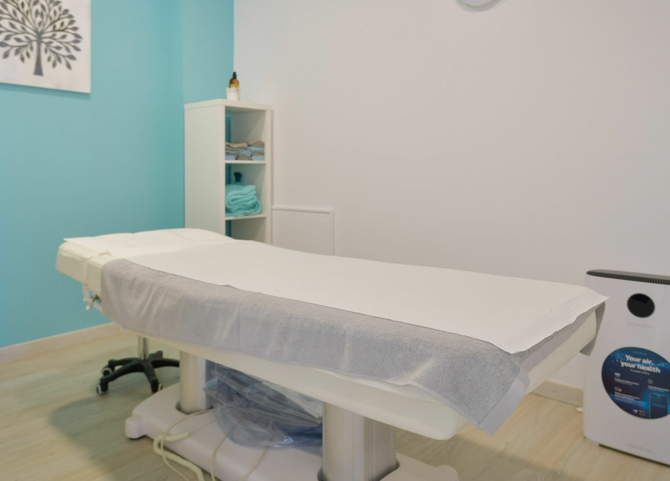 Sala de tratamiento en Herbolario Spa, La Tejita, Canarias, ES, con una camilla y decoración relajante.