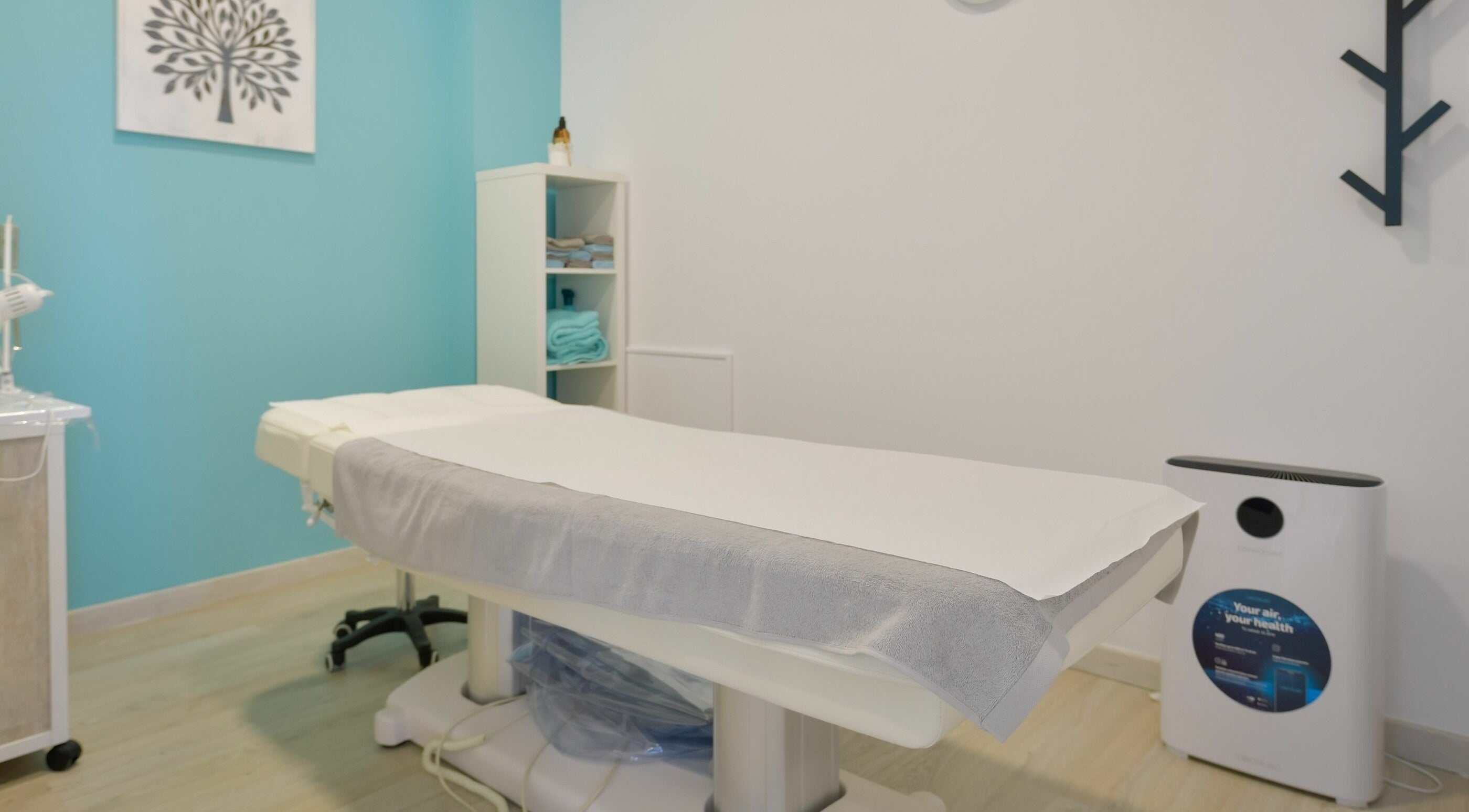 Sala de tratamiento en Herbolario Spa, La Tejita, Canarias, ES, con una camilla y decoración relajante.