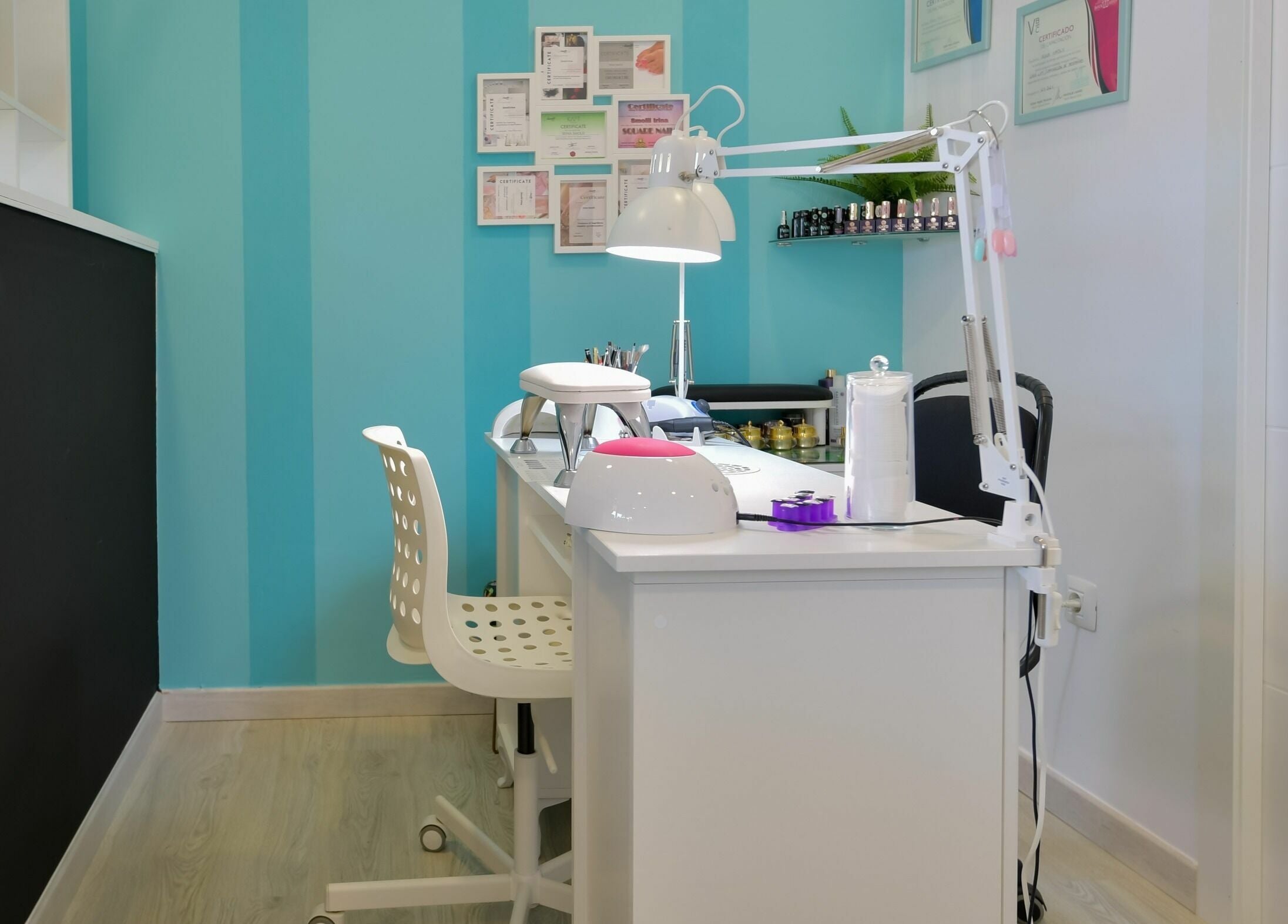 Estación de manicura en Herbolario Spa, La Tejita, Canarias, ES, con silla blanca y lámparas profesionales.