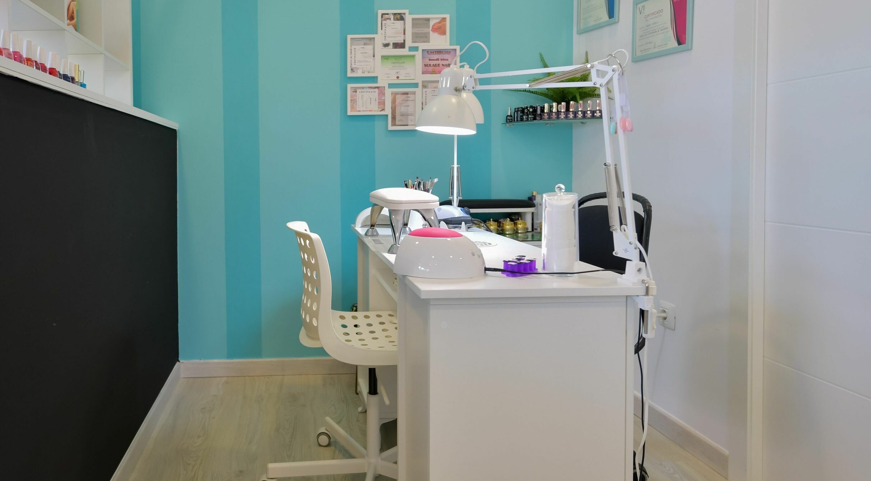 Estación de manicura en Herbolario Spa, La Tejita, Canarias, ES, con silla blanca y lámparas profesionales.