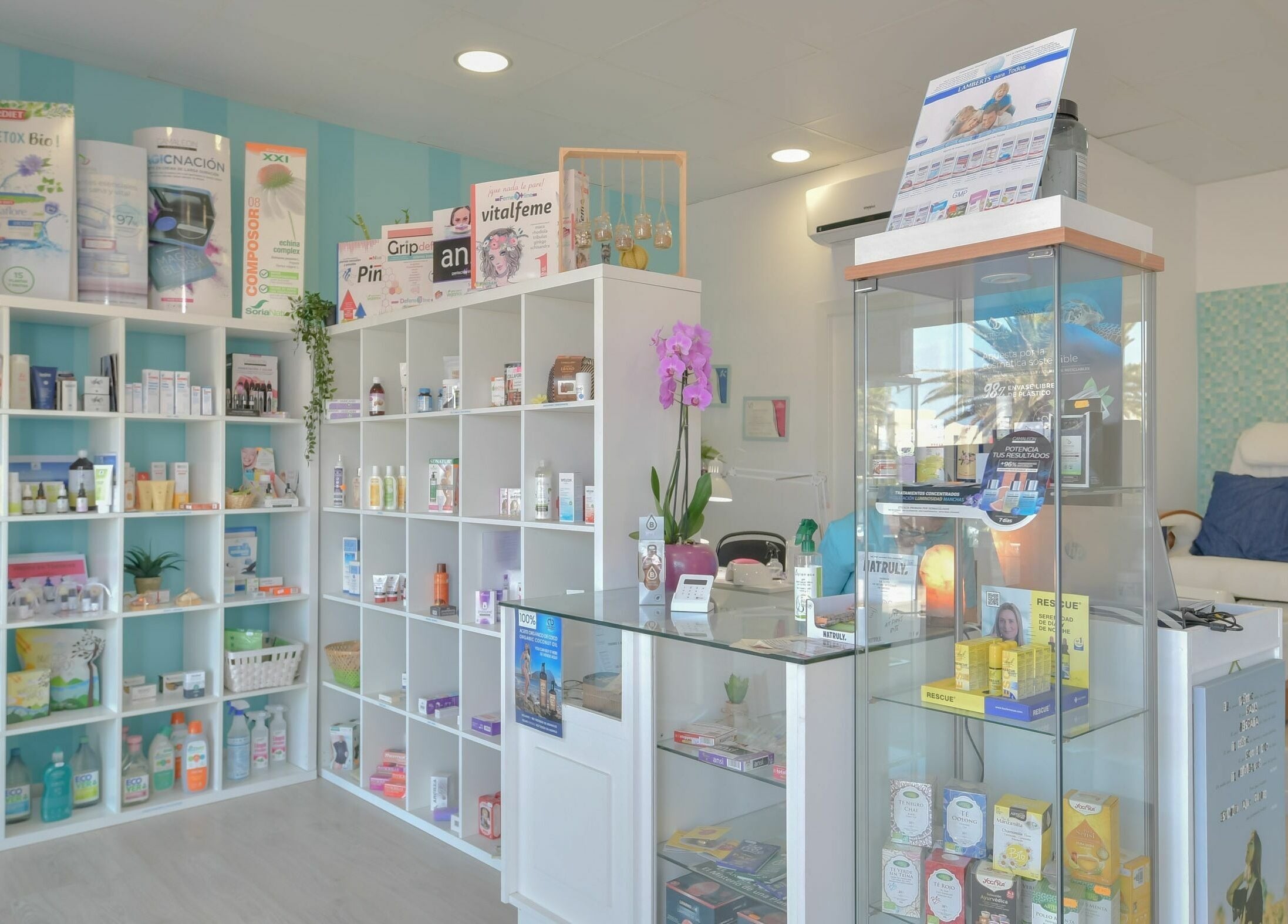 Interior del Herbolario Spa en La Tejita, Canarias, ES mostrando productos naturales en estantes.