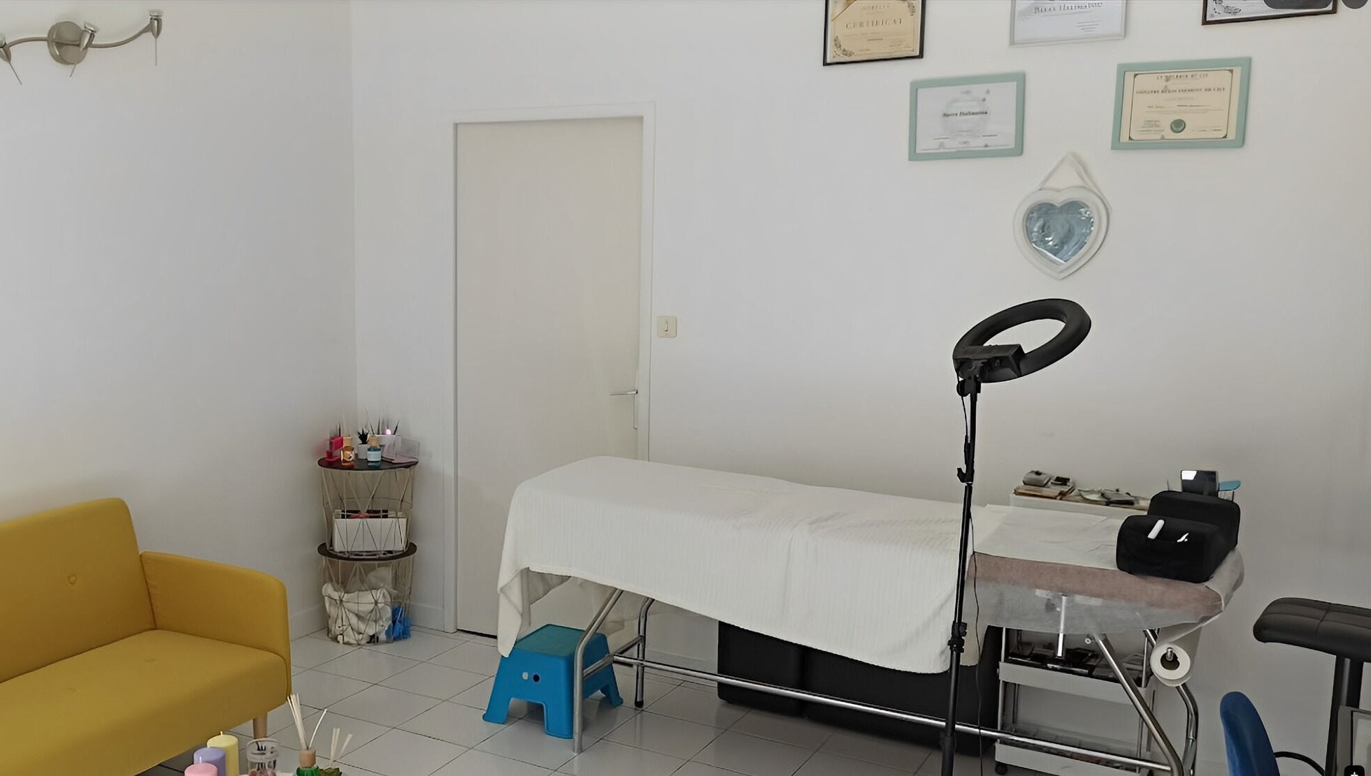 Studio de soins lumineux à Lashes by Halims, Grenoble, Auvergne-rhône-alpes, FR, avec table de massage.