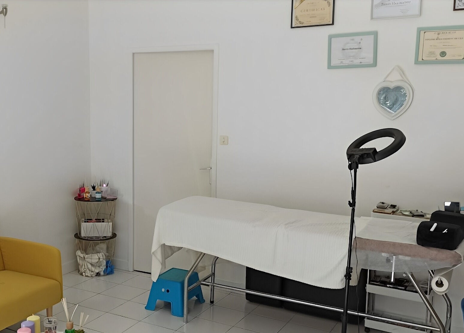 Studio de soins lumineux à Lashes by Halims, Grenoble, Auvergne-rhône-alpes, FR, avec table de massage.