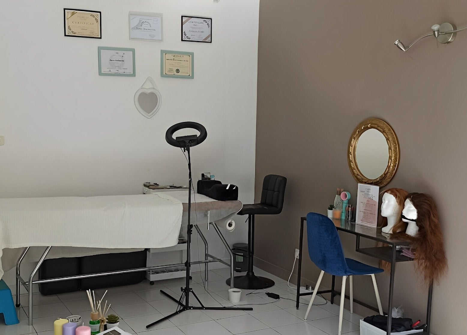 Intérieur élégant de Lashes by Halims à Grenoble, Auvergne-rhône-alpes, FR avec fauteuil spa et décor moderne.