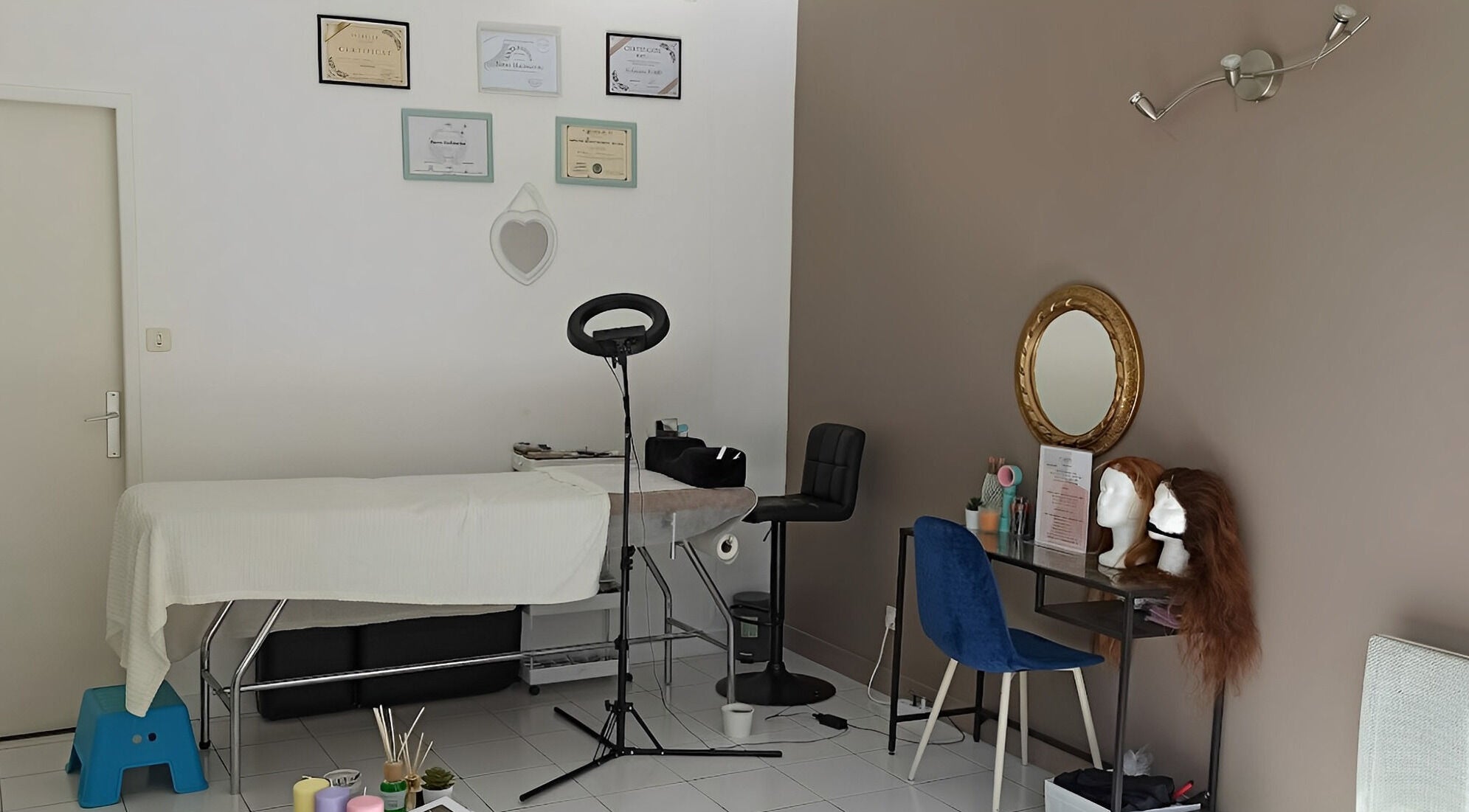 Intérieur élégant de Lashes by Halims à Grenoble, Auvergne-rhône-alpes, FR avec fauteuil spa et décor moderne.