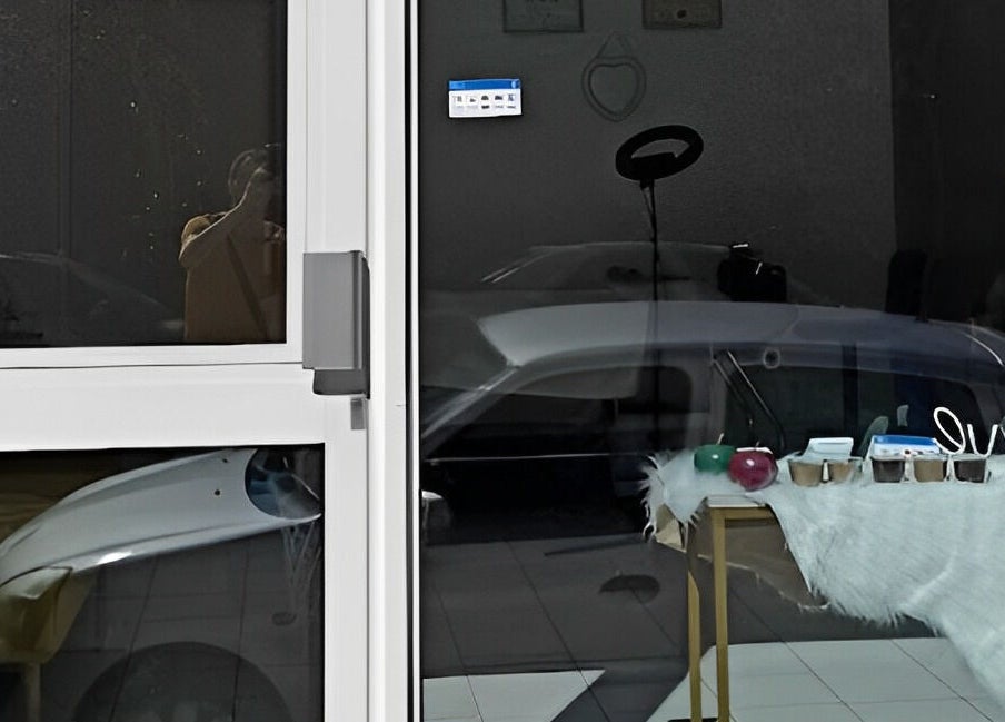 Vitrine de Lashes by Halims, Grenoble, Auvergne-rhône-alpes, FR, affichant une table décorée.