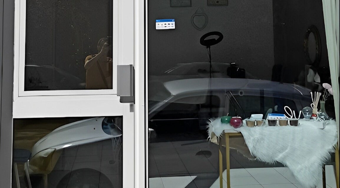 Vitrine de Lashes by Halims, Grenoble, Auvergne-rhône-alpes, FR, affichant une table décorée.