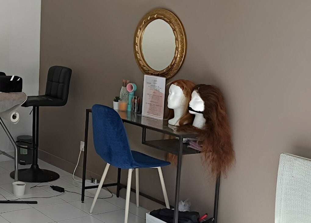 Salon moderne chez Lashes by Halims, Grenoble, Auvergne-rhône-alpes, FR, avec décoration chic et fauteuils.