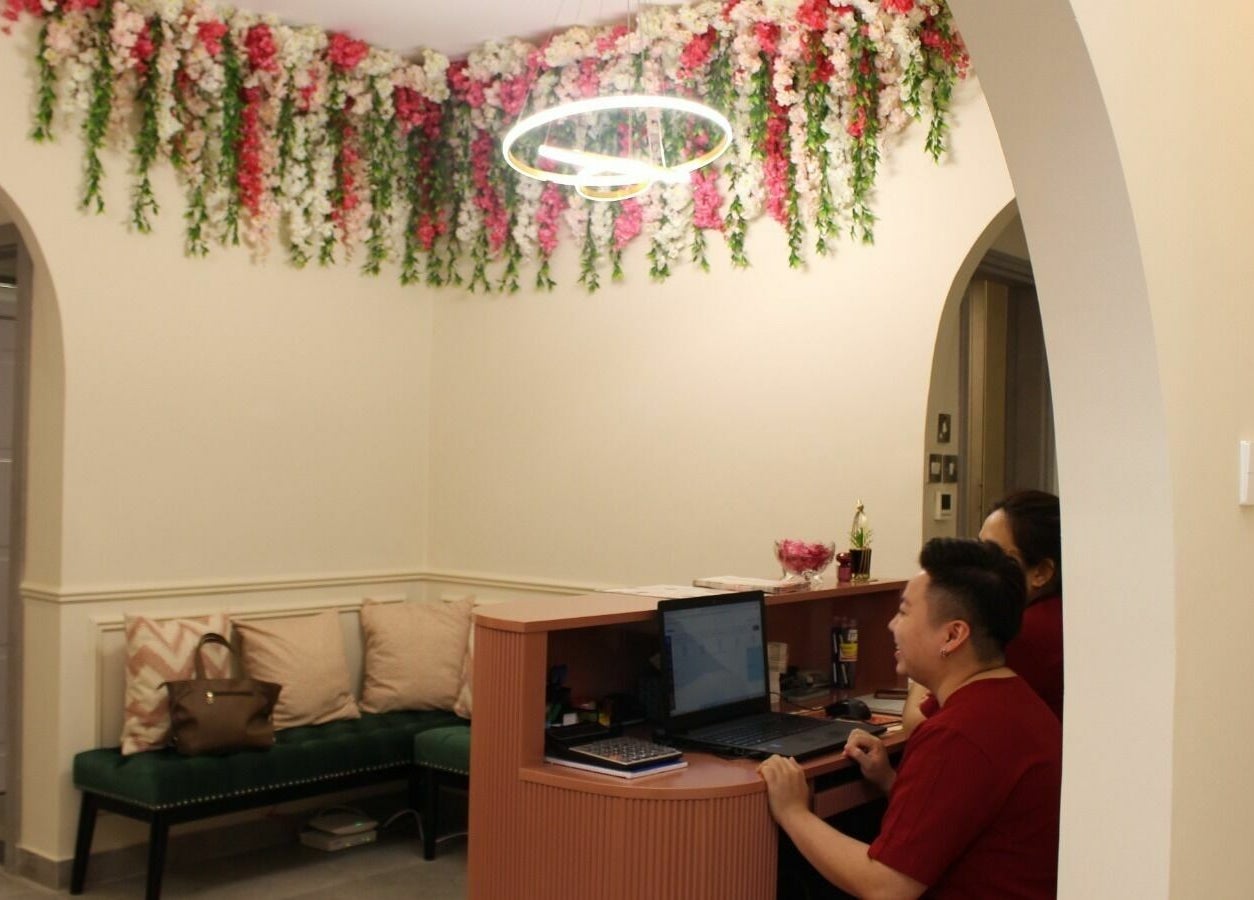 Elegant reception area at Brows and More Salon in Dubai, Dubai, AE, adorned with vibrant floral arrangements.
