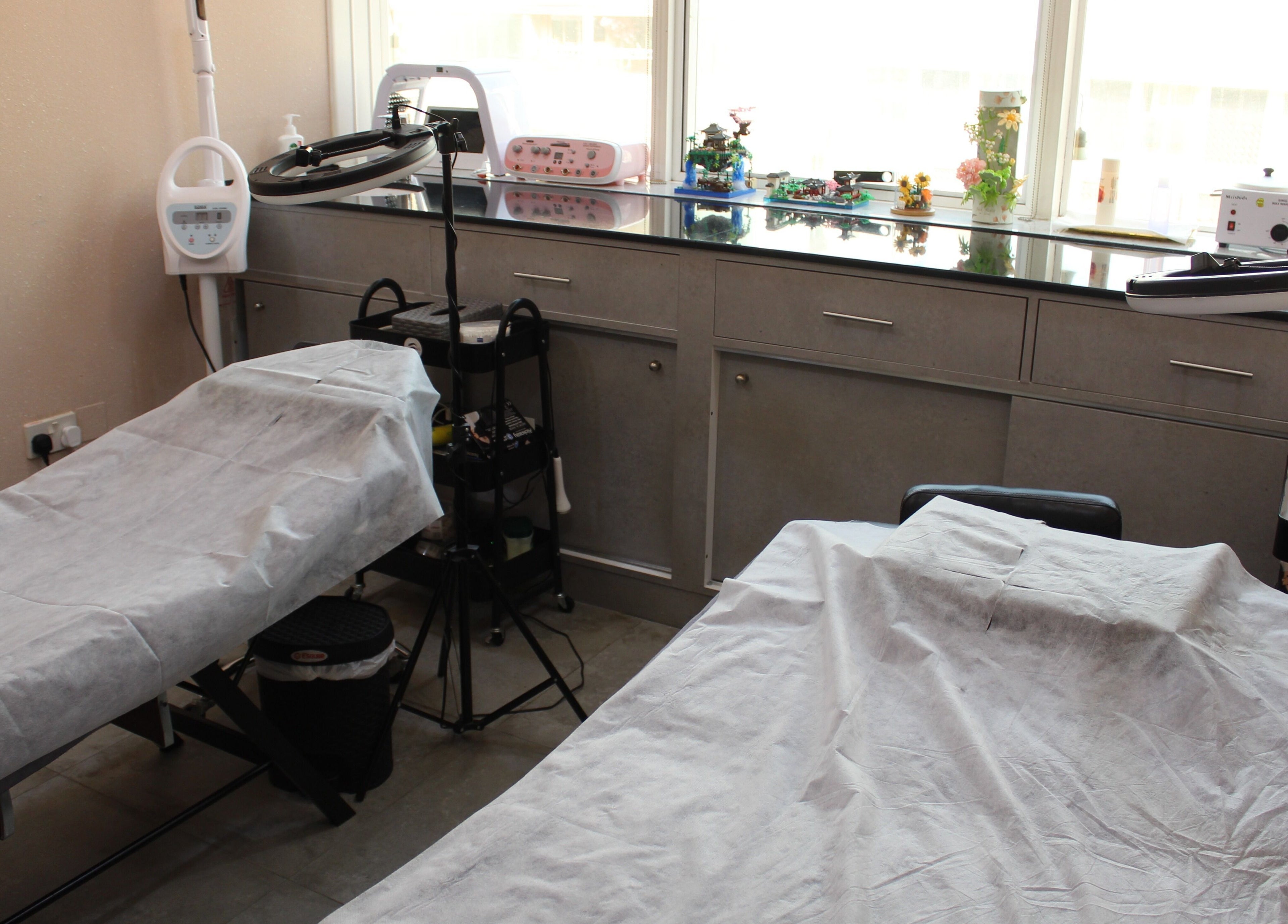 Calm treatment beds at Brows and More (Karama), Dubai, Dubai, AE offer a relaxing beauty experience.