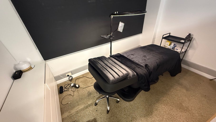 Hypnotic Studio Lash & Brow Studio—Flinders Lane Melbourne, Victoria, AU therapy bed with cozy ambiance.