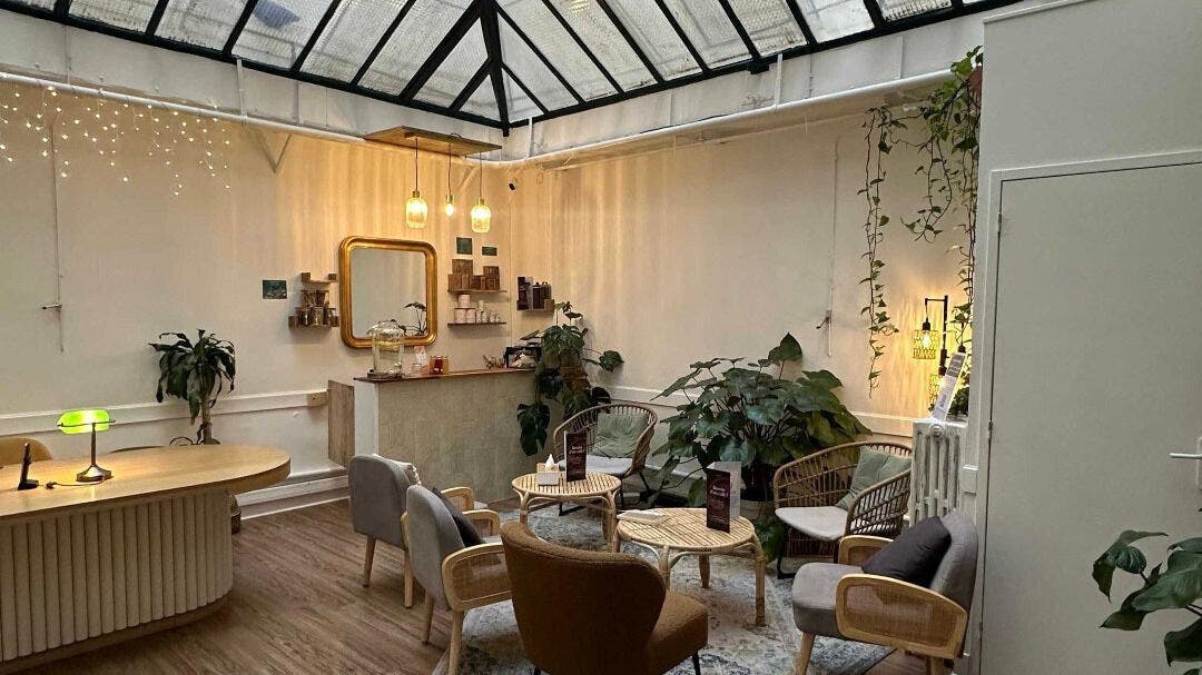 Intérieur paisible de Le Souffle, Paris, avec lumières douces et plantes verdoyantes. Massages Du Visage Kobido by Mona.