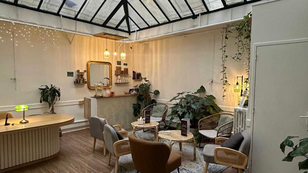 Intérieur paisible de Le Souffle, Paris, avec lumières douces et plantes verdoyantes. Massages Du Visage Kobido by Mona.