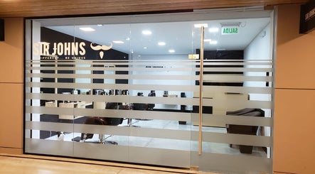 Entrada moderna de Sir Johns El Punto Shopping en San Lorenzo Chico, Salta, AR. Servicio de belleza de calidad.
