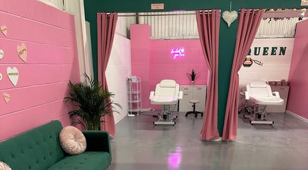 DM Elite Cosmetics image 2