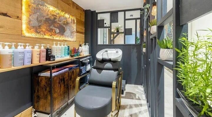 Stylish salon wash station at Creative Hairstyle Lu, London, England, GB with modern decor and elegant accents.