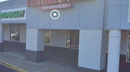 Фасад Nail Vida Hair Studio в Саутгемптоне, штат Пенсильвания, США.