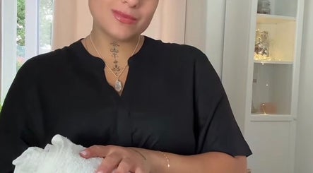 Therapist at Leyla’s Holistic Therapies, St Albans, preparing for a spa session with a towel.