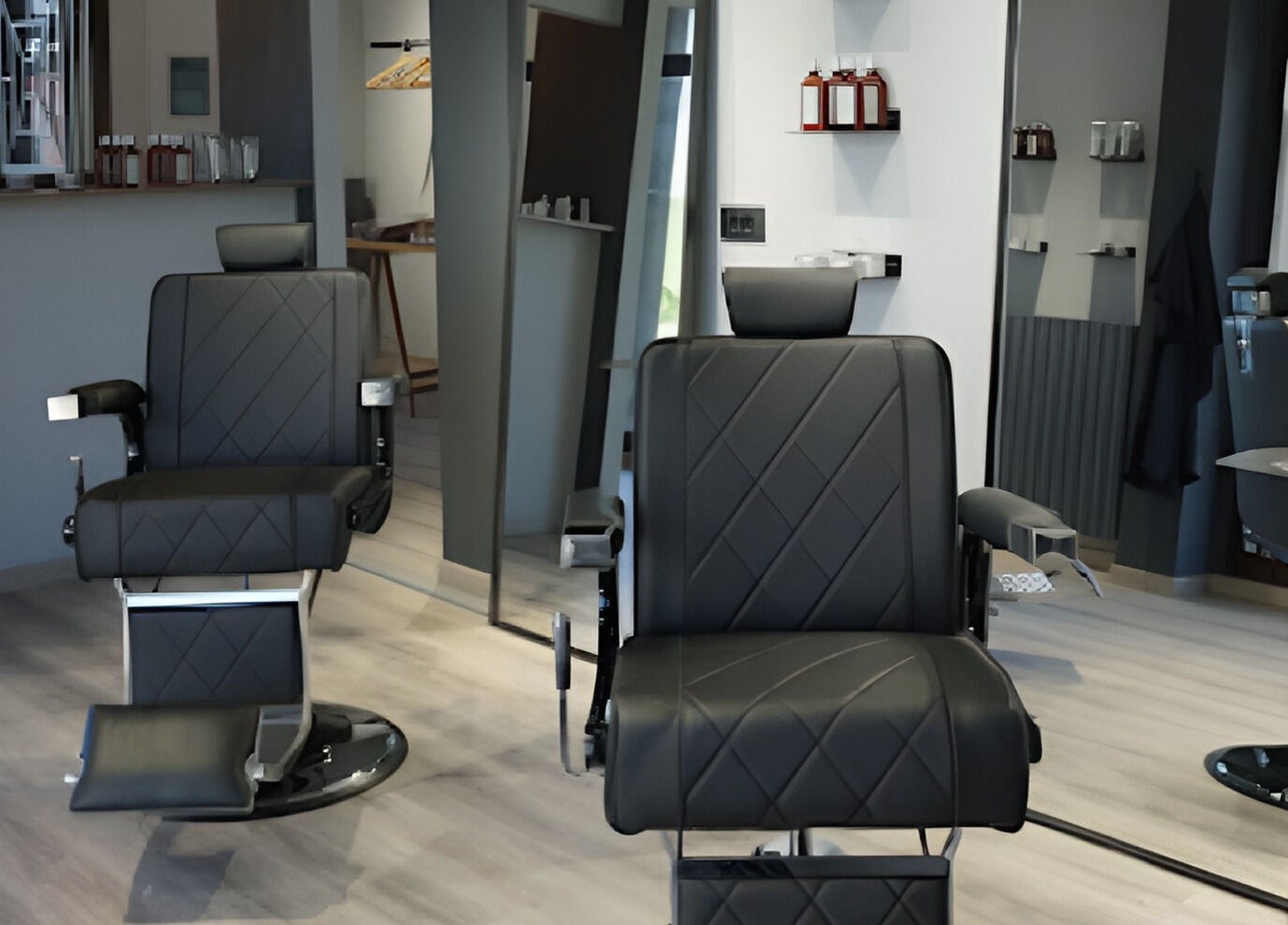 Interno del Blend Barber Studio a Morazzone, Lombardia, IT, con sedie eleganti per il servizio di barbiere.