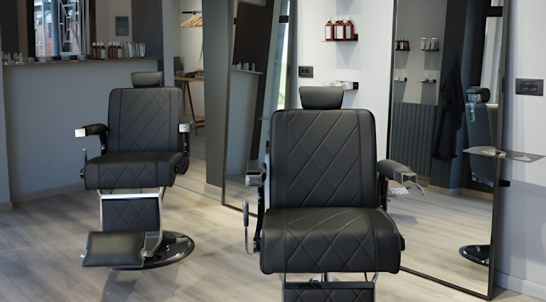Interno del Blend Barber Studio a Morazzone, Lombardia, IT, con sedie eleganti per il servizio di barbiere.