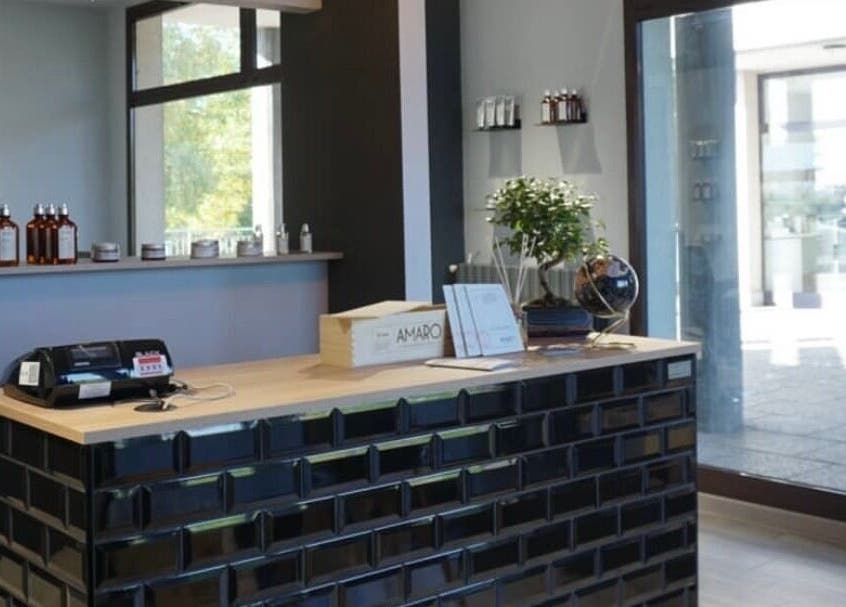 Reception moderna al Blend Barber Studio, Morazzone, Lombardia, IT con dettagli eleganti e prodotti esposti.