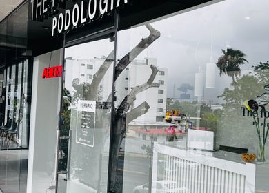 Entrada moderna de The Foot Clinic - Podologo | Fisioterapia | Biomecánica, Monterrey, Nuevo León, MX.