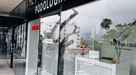 Entrada moderna de The Foot Clinic - Podologo | Fisioterapia | Biomecánica, Monterrey, Nuevo León, MX.