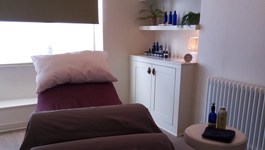 Blossom Robin at Neal's Yard Remedies imej 1