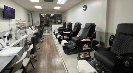 Gloss 'n Blink Nails Salon