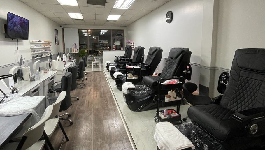 صورة Gloss 'n Blink Nails Salon St.Catharines 1