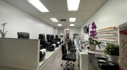 صورة Gloss 'n Blink Nails Salon St.Catharines 2