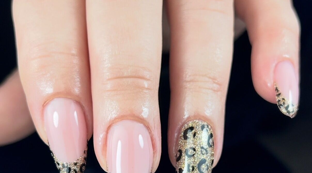 Chic leopard print nails at Karolina.Nails & Beauty, Slough, England, GB. Elegant and trendy design.