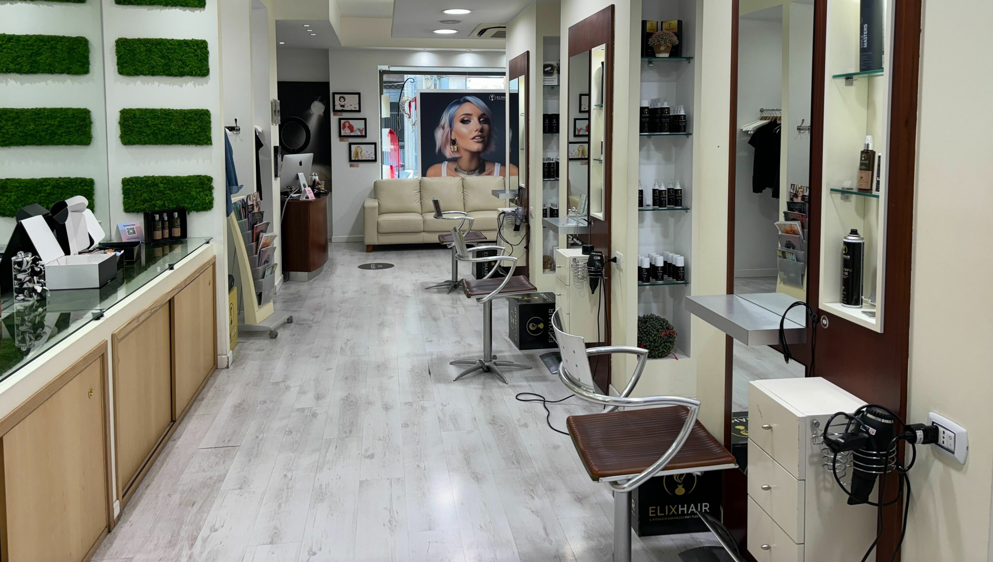 Interni moderni e raffinati del salone Elixhair a Cagliari, Sardegna, IT.