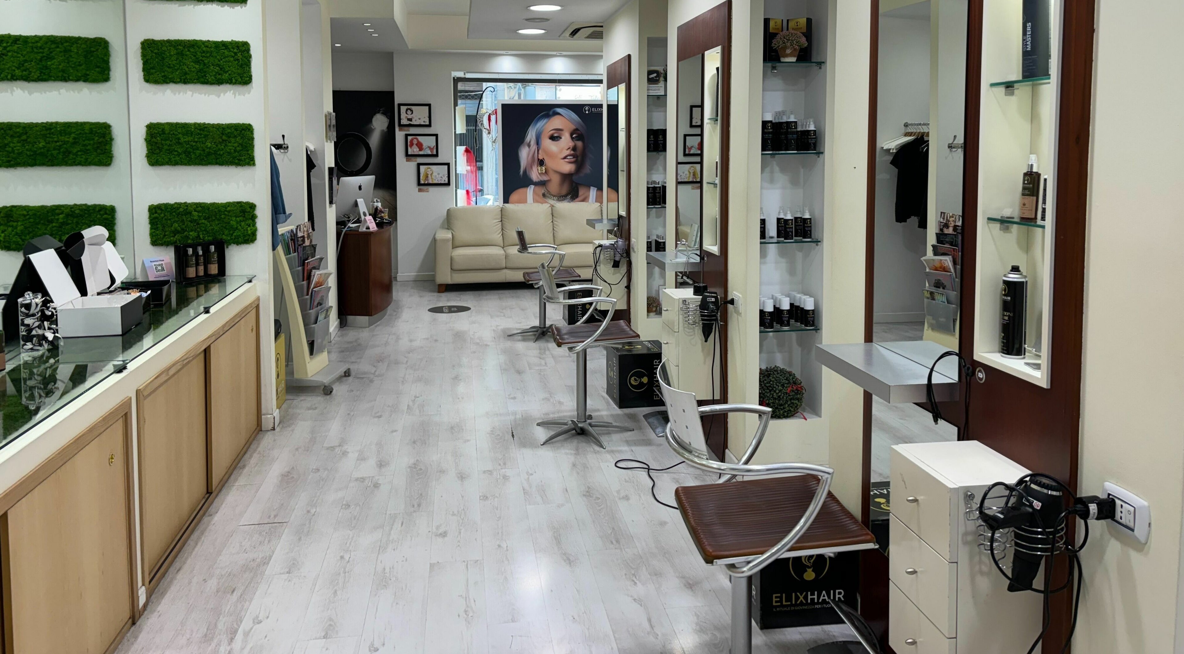 Interni moderni e raffinati del salone Elixhair a Cagliari, Sardegna, IT.