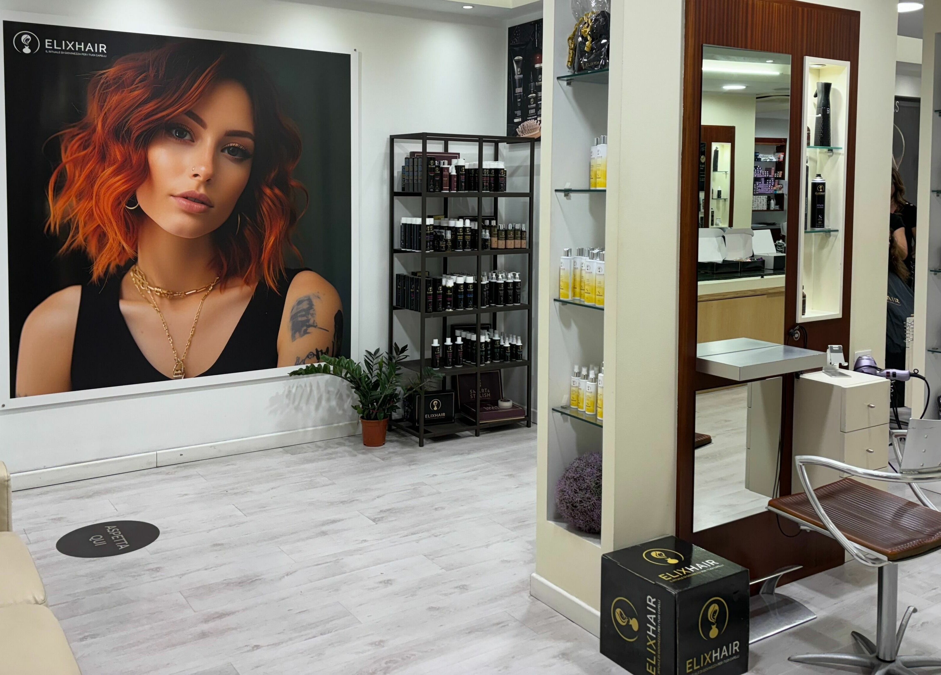 Interno di Elixhair a Cagliari, Sardegna, IT con poster e prodotti per capelli.