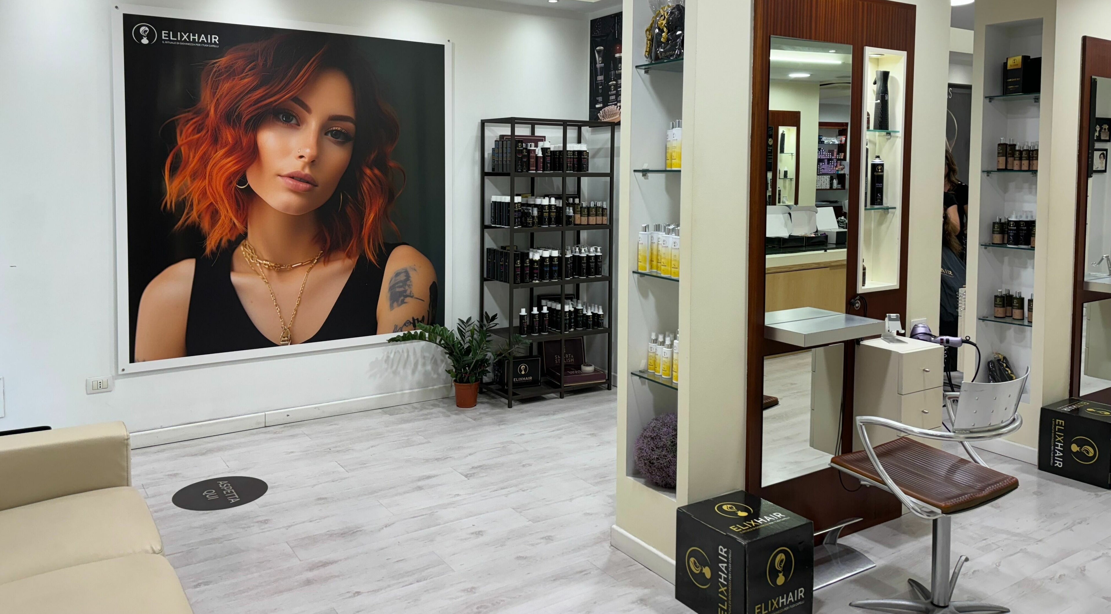Interno di Elixhair a Cagliari, Sardegna, IT con poster e prodotti per capelli.