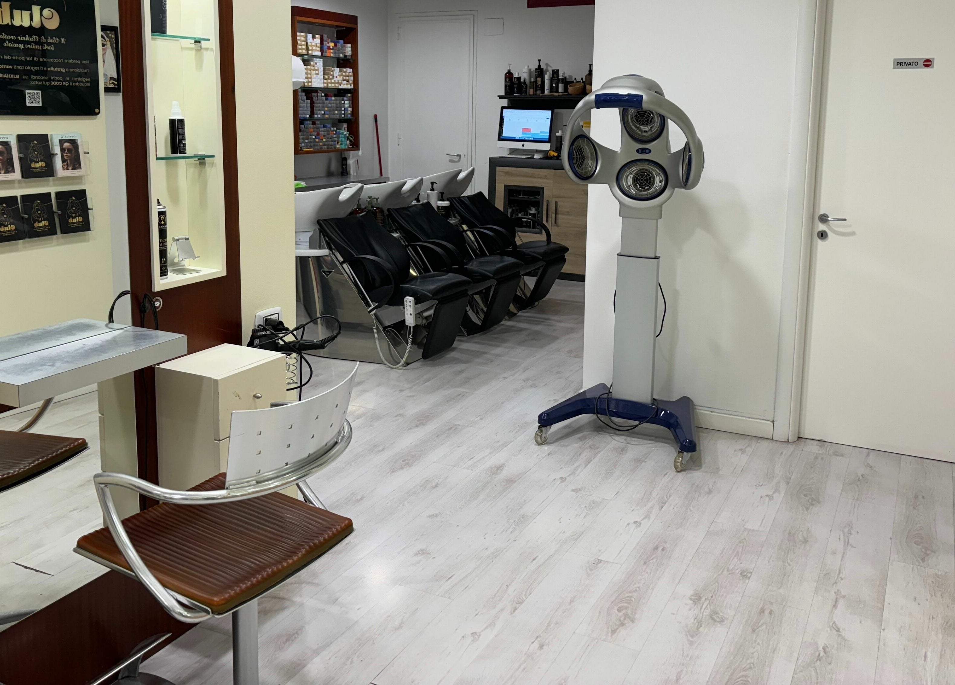 Interno moderno di Elixhair, Cagliari, Sardegna, IT con postazioni e attrezzature eleganti.