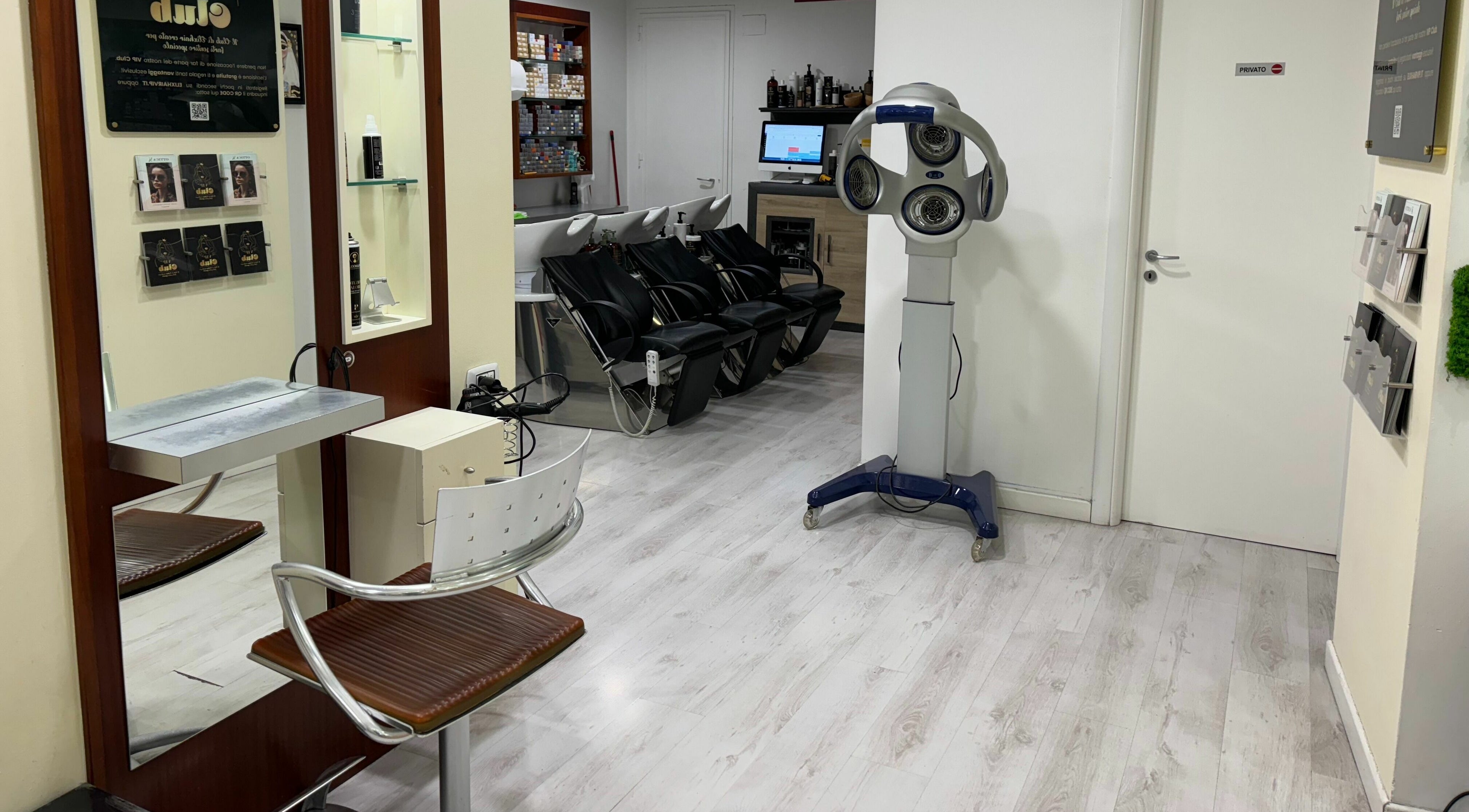 Interno moderno di Elixhair, Cagliari, Sardegna, IT con postazioni e attrezzature eleganti.
