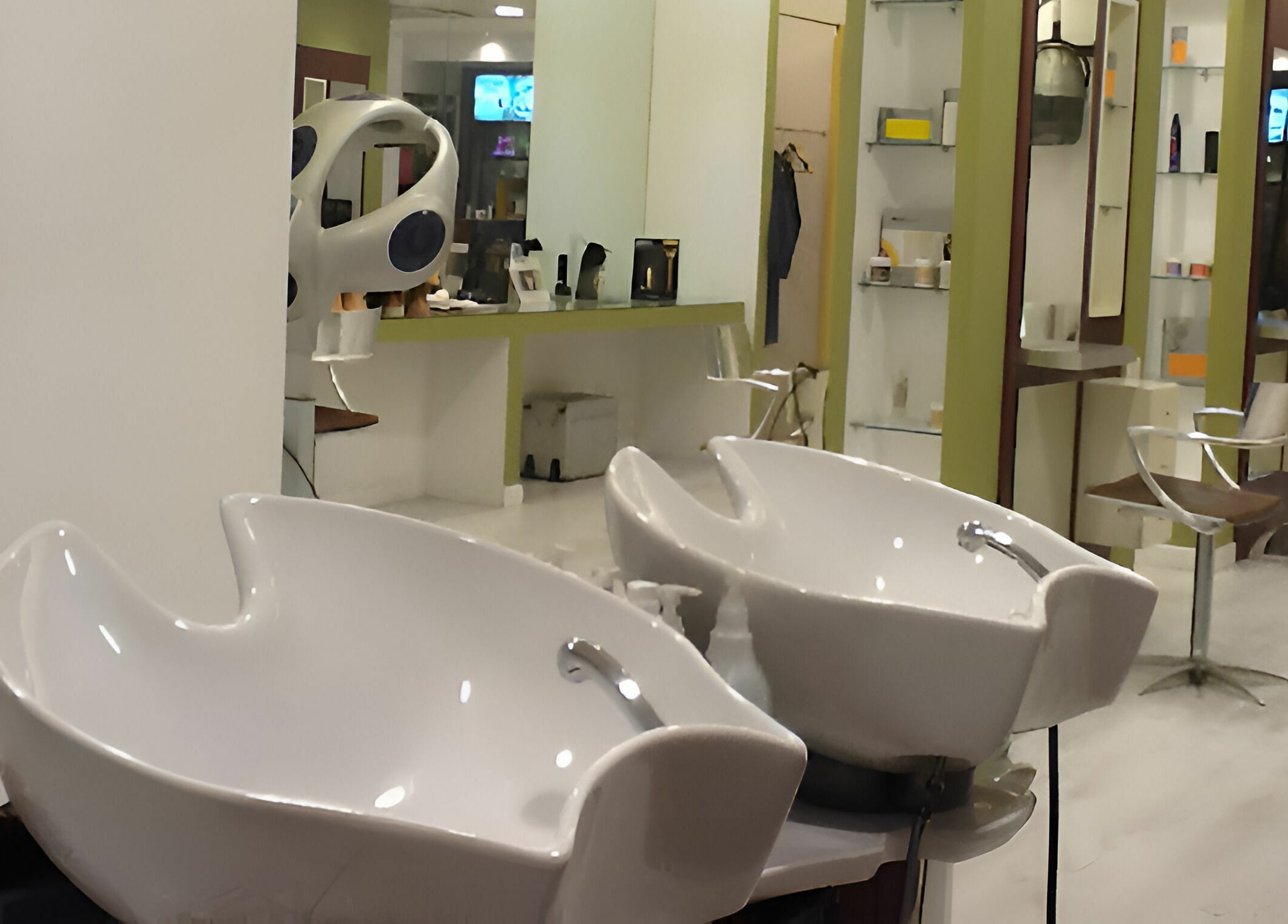 Interno moderno di Elixhair, Cagliari, Sardegna, IT, con postazioni per lavaggio capelli.