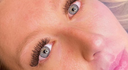 Grace-Full Lashes & Brows image 3