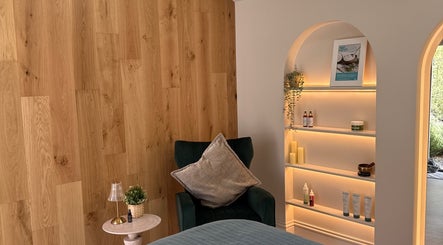 Immagine 2, Glow & Bare