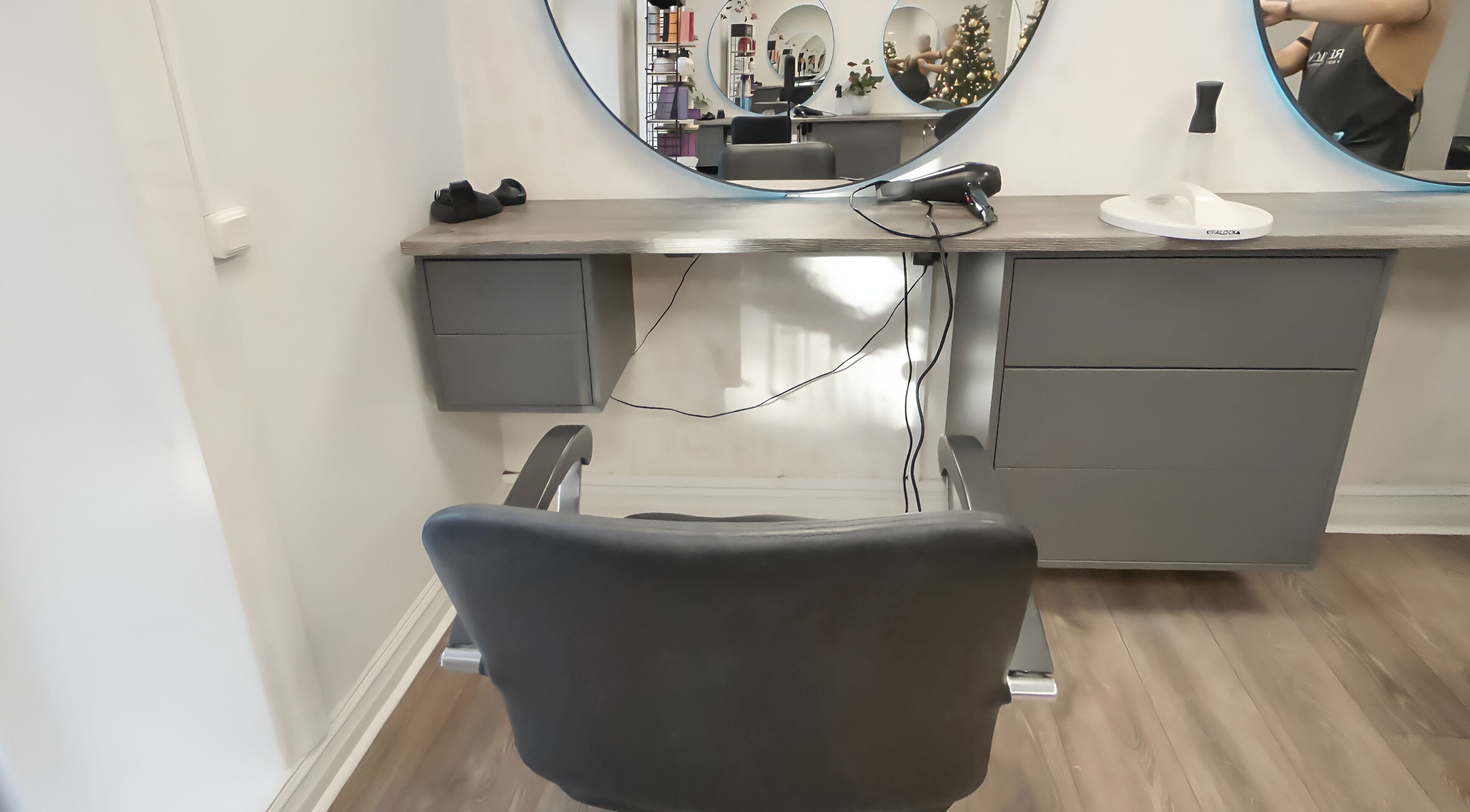 Modern frisörplats på Salong 2B i Lund, Skåne län, SE med elegant spegel och stilren design.