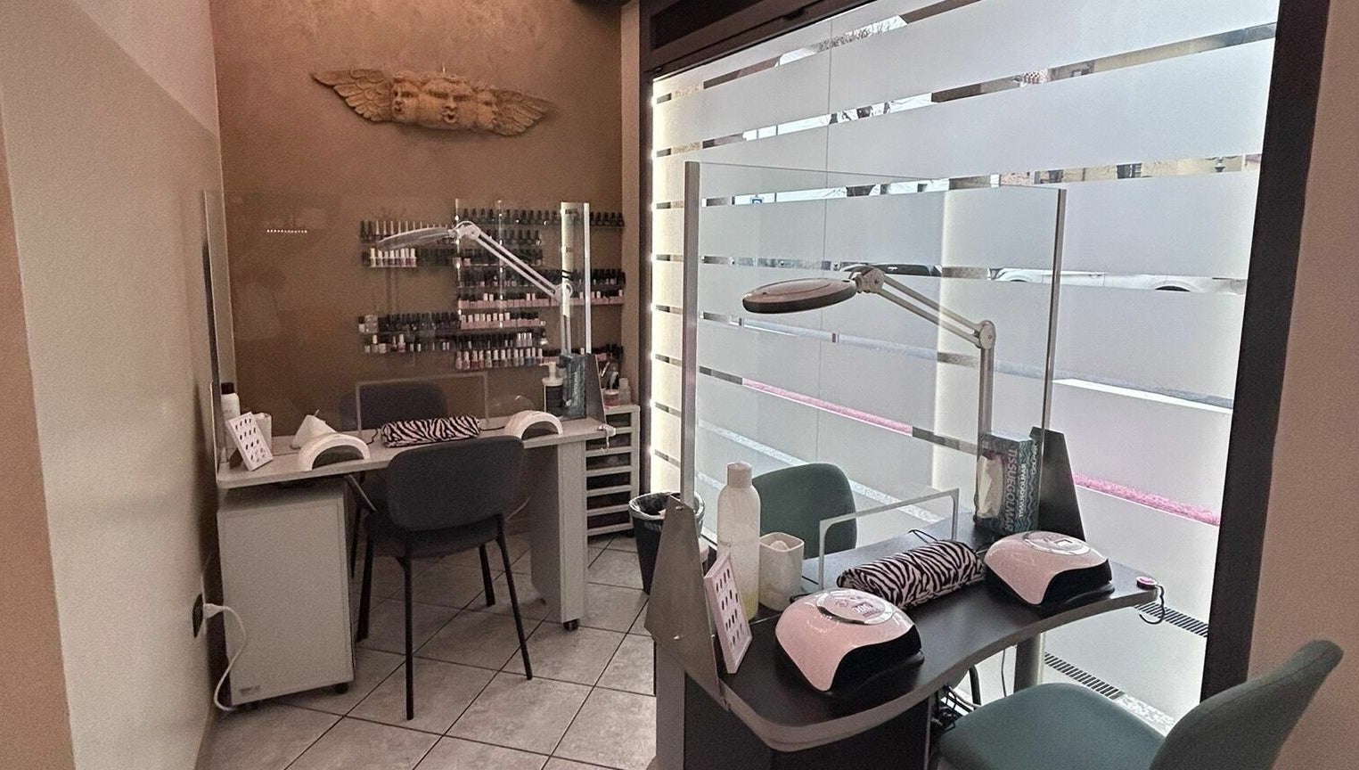 Sala manicure elegante presso Maya Sol S.A.S Di Garcia Guillen & C., Sedriano, Lombardia, IT.