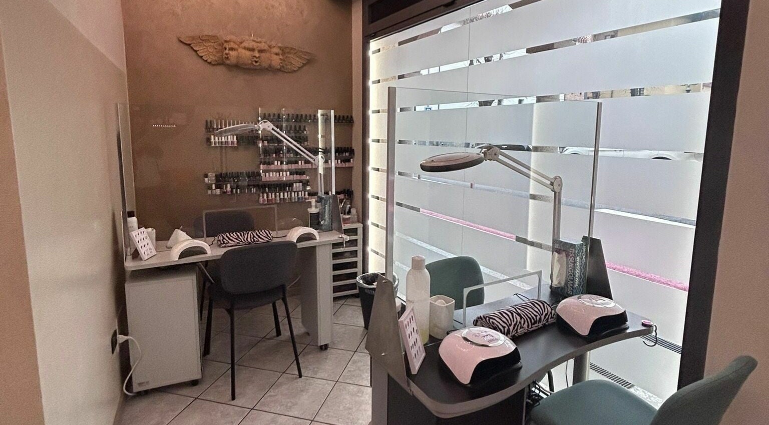 Sala manicure elegante presso Maya Sol S.A.S Di Garcia Guillen & C., Sedriano, Lombardia, IT.