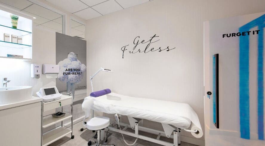 Furless Permanent Al Quoz treatment room in Dubai, AE offers a clean, modern electrolysis environment.