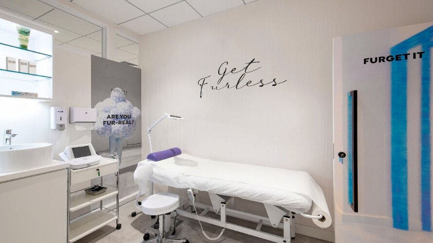 Furless Permanent Al Quoz treatment room in Dubai, AE offers a clean, modern electrolysis environment.